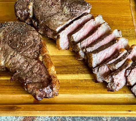 Got steaks and it's impossible to grill? It's the Air Fryer to the rescue!! These Air Fryer New York Strips cook perfectly in the house, no grill required! #airfryer #airfryersteak #airfryerrecipe Steak Medium Rare, Steak Medium, Omaha Steaks, Porterhouse Steak, Rare Steak, Ny Strip, Perfect Steak, Medium Rare, Man Food