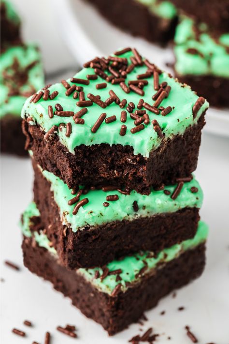 Mint Recipes Dessert, Mint Bars, Classic Christmas Dessert, Mint Dessert, Mint Chocolate Desserts, Mint And Chocolate, Mint Frosting, Bars Dessert, Mint Desserts