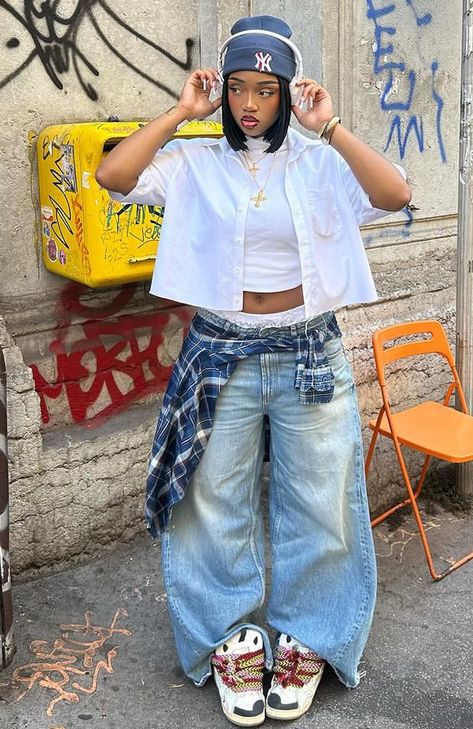 90s Streetwear Black Women, 2000s Fashion Black Women, Curly Hair Anime, Jeans Outfit Inspiration, Street Fashion Aesthetic, Black 90s Fashion, Curly Hair Aesthetic, Looks Hip Hop, Street Style Outfits Casual