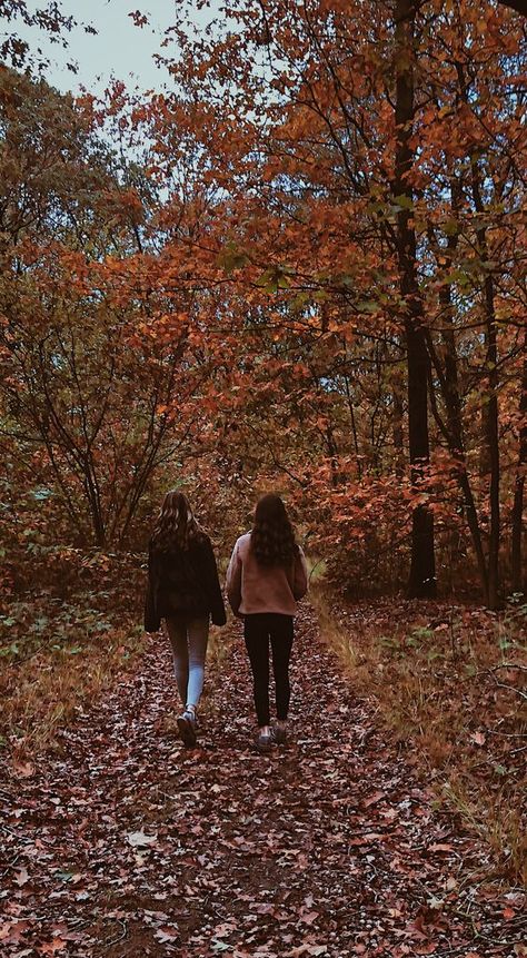 Walking in the forest with my best friend 🌳🍂👭 Best Friend Autumn Photos, Fall Picture Ideas For Best Friends, Fall Bff Pictures, Fall Outfits Best Friends, Best Friend Fall Pictures Photo Shoots, Autumn Pics With Friends, Fall Pictures To Take With Your Best Friend, Friends Forest Photoshoot, Best Friend Forest Photoshoot