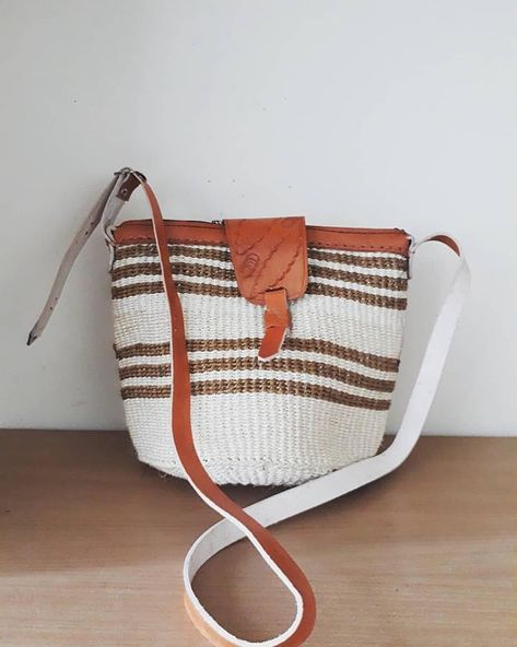 African sisal bag Woven cross body Leather bag Kiondo Summer Bags Beach, Woven Cross, African Woven Basket, African Bag, African Basket, Basket Woven, Woven Handbags, African Baskets, Summer Bag