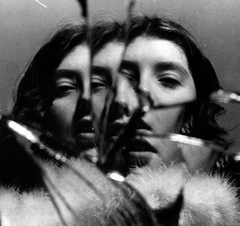 17 & GONE inspiration: A shattered reflection. (Photo by suziesparkle) Depersonalization Disorder, Francesca Woodman, Mirror Photography, Broken Mirror, Foto Art, A Level Art, Ap Art, 인물 사진, Mirror Image