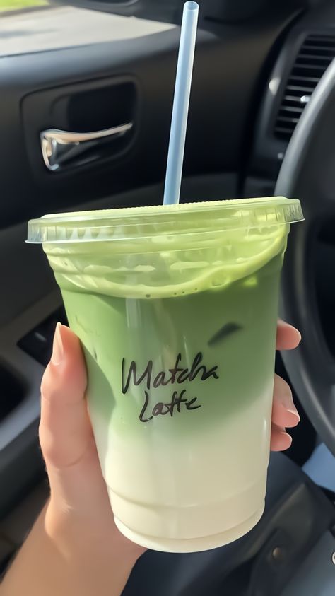 Kue Macaroon, Matcha Drink, Iced Matcha Latte, Green Tea Latte, Coffee Obsession, Iced Matcha, Pretty Drinks, Iced Latte, Matcha Tea