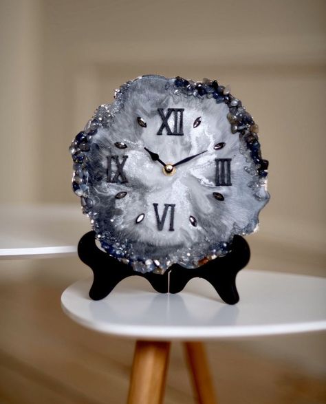 Small Desk Clock, Desk Accessories For Women, Marble Watch, Wood Resin Table, Art Coquillage, Epoxy Art, Resin Crafts Tutorial, Resin Art Painting, Diy Clock Wall