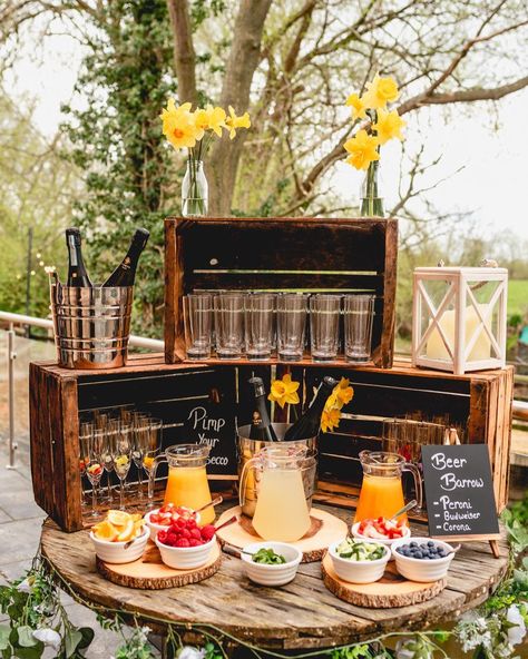 Self Bar Wedding, Rustic Outdoor Party Decorations, Diy Gin Bar Wedding, Party Candles Decoration, Diy Cocktail Bar Wedding, Help Yourself Bar Wedding, Prosecco Bar Wedding, Gin Table Ideas, Gin And Tonic Bar Station