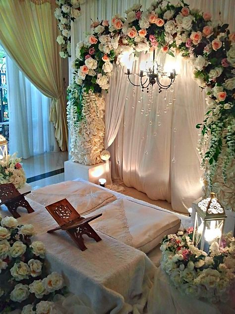 We enhance our celebrations with beautiful decor ( wedding, graduations etc) why not decorate as lovingly when someone we love finish reading the Quran for the first time ? Quran Party Decoration, Bismillah Ceremony Ideas, Katb Kitab Ceremony, Nikkah Ceremony Ideas, Ameen Decor Ideas, Quran Ameen Party Ideas, Nikkah Decor Simple, Islamic Wedding Decoration, Islamic Wedding Ideas