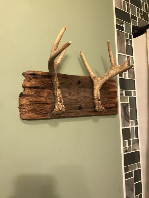 Deer Antler Coat Rack, Deer Antler Decor Ideas, Room Asthetics, Diy Deer Antlers, Hunting Room Design, Antler Coat Rack, Deer Antler Wall Decor, Diy Antler, Deer Skull Mount