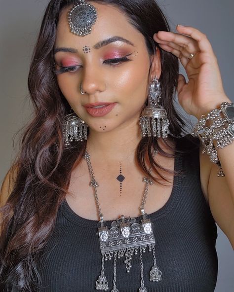 Who Wants More Navratri Looks? . . . . . . . [Navratri Ready, Navratri Makeup Look, Navratri 2024, Garva Ready] #navratrilook #navratrifestival #navratrispecial #navratri2024 #garbalook #garbamakeup #navratrimakeuplook Navratri Makeup Look, Navratri Makeup, Navratri 2024, Makeup Looks, Collage, Makeup, Pins, Quick Saves, Make Up Looks