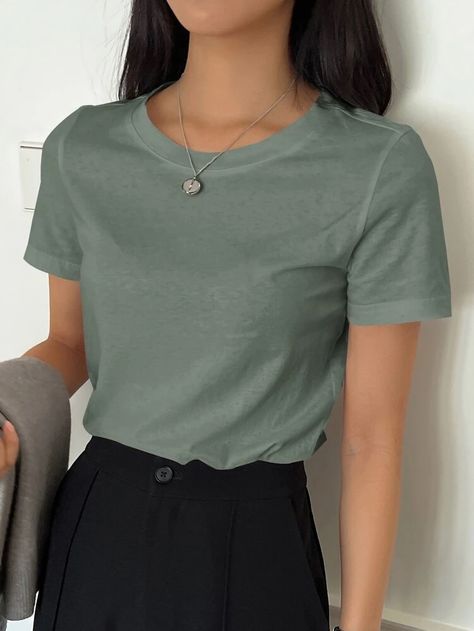 Green Tshirt Outfit, Fashion Attire, Simple Shirts, Simple Trendy Outfits, Tshirt Outfits, Women T Shirts, Professional Outfits, Casual Style Outfits, College Outfits