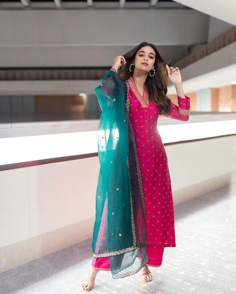 Stylish Kurtis Design, Indian Kurti Designs, Keerthy Suresh, Simple Kurta Designs, Simple Kurti Designs, Casual Indian Fashion, Salwar Kamiz, Indian Dresses Traditional, Traditional Indian Outfits