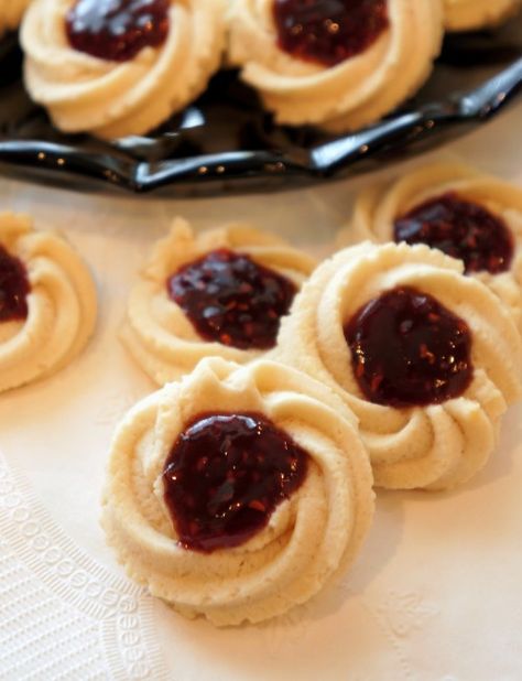 Butter Cookies With Jam, Cookies With Raspberry Jam, Butter Spritz Cookies, Cookies With Jam, بيتي فور, Italian Butter, Italian Butter Cookies, Smores Dessert, حلويات عربية