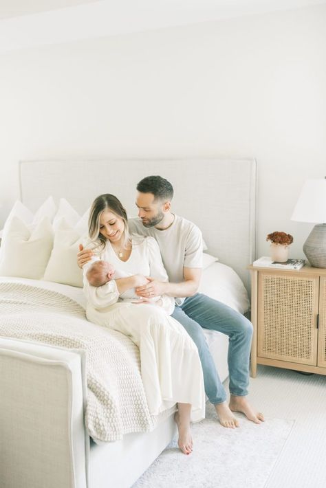 Classy Newborn Photography, Newborn Family Photos Winter, Newborn Inhome Lifestyle Photography, Newborn Photoshoot Outfits For Parents, Newborn Session Outfits, Newborn Style, Newborn Family Pictures, Photoshoot Newborn, Natural Newborn Photography