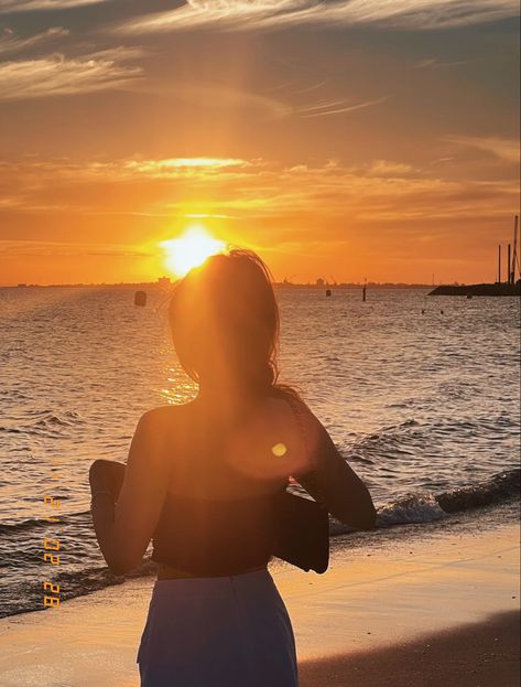 sunset photo inspo (no face) Pictures From Behind Instagram, No Face Beach Poses, Selfies No Face Ideas, Beach Pictures Poses No Face, No Face Vacation Pics, Insta Photo Ideas At Beach, Photos On Vacation, Summer No Face Photos, No Face Insta Pics