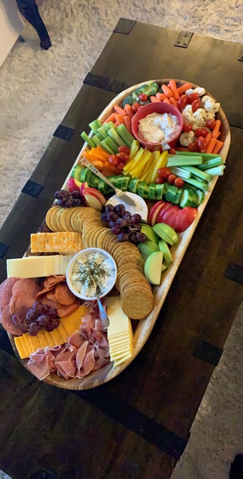 Giant Charcuterie Board, Charcuterie Board Meats, Decorações Com Comidas, Party 2023, Party Food Buffet, Charcuterie Inspiration, Charcuterie Platter, Board Charcuterie, Food Appetizers