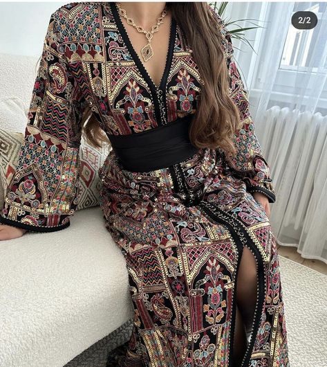 Moroccan Dress Modern, Caftan Dress Moroccan, Moroccan Kimono, Outfit Soiree, Traditional Kaftan, Heritage Aesthetic, Caftan Moroccan, Moroccan Kaftan Dress, Moroccan Aesthetic