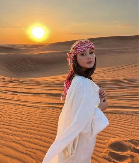 Dubai Honeymoon Outfits, Sahara Outfit Women, Desert Dress Photoshoot, Abu Dhabi Outfits, Dubai Fashion Women Street Styles, Qatar Outfit, Desert Outfits Women, Dubai Desert Outfit, Desert Safari Outfit