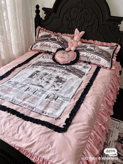 Coquette Goth Room, Pink Horror Room, Pink Gothic Bedroom, Cute Goth Bedroom, Draculaura Bedroom, Pink Gothic Room, Pink And Black Bedroom Aesthetic, Draculaura Room, Pink And Black Room Aesthetic