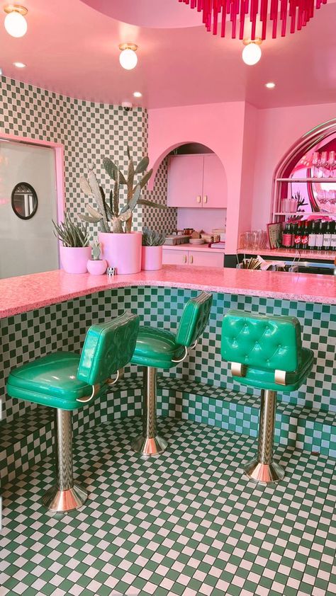 Colorful Mexican House, Colorful Cafe, Diner Aesthetic, Bar Deco, Bakery Interior, Cozy Coffee Shop, Retro Cafe, Coffee Shop Aesthetic, Retro Diner