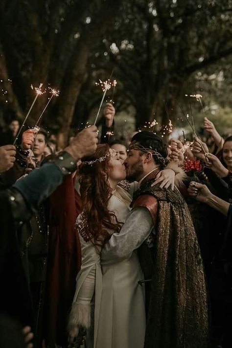 Wedding Theme Enchanted Forest, Wedding Forest Theme, Middle Earth Wedding, Medieval Wedding Theme, Hobbit Wedding, Lil Twist, Gothic Wedding Theme, Lotr Wedding, Wedding Photo Idea