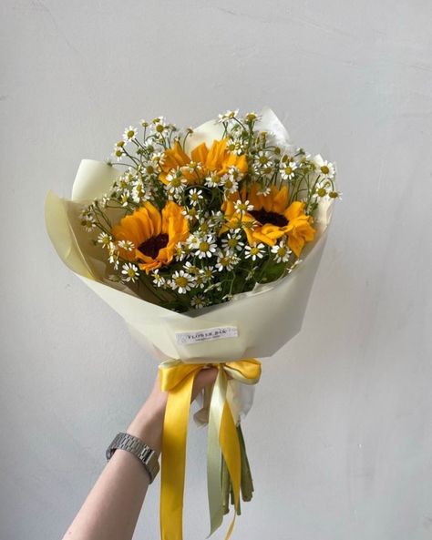 Untitled Sunflower Aesthetic, Birthday Flowers Bouquet, Graduation Flowers, Sunflower Centerpieces, Small Sunflower, Daisy Bouquet, Boquette Flowers, Sunflower Bouquets, Flowers Bouquet Gift