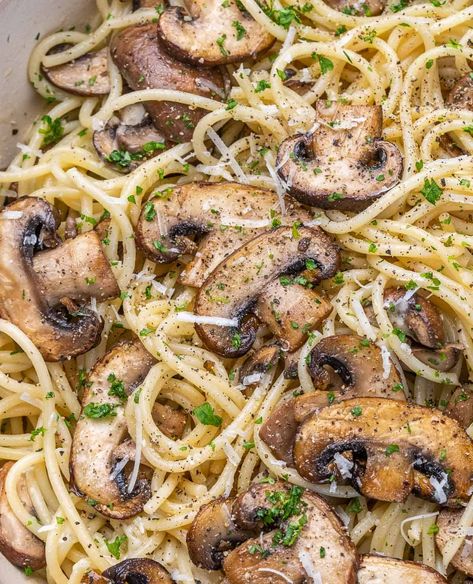 close up image of mushroom pasta Essen, Spaghetti Recipes Healthy, Mushroom Garlic, Spaghetti Recipes Easy, Garlic Spaghetti, Easy Pasta Sauce, Fitness Meals, Mushroom Dish, Healthy Fitness Meals