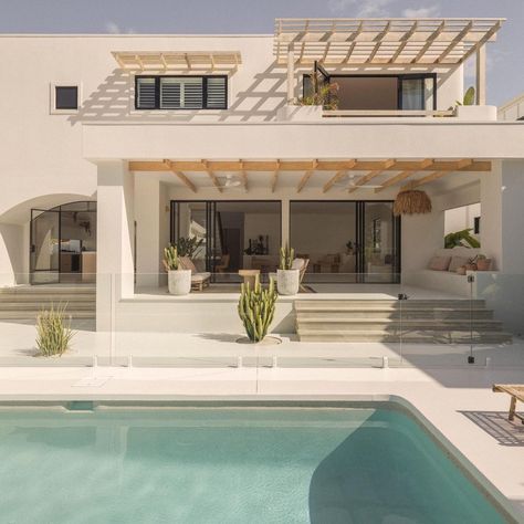 Kelle Howard, Mediterranean Aesthetic, Beach House Exterior, Dream Beach Houses, Casa Exterior, Modern Beach House, Beach House Design, Modern Beach, Dream House Exterior