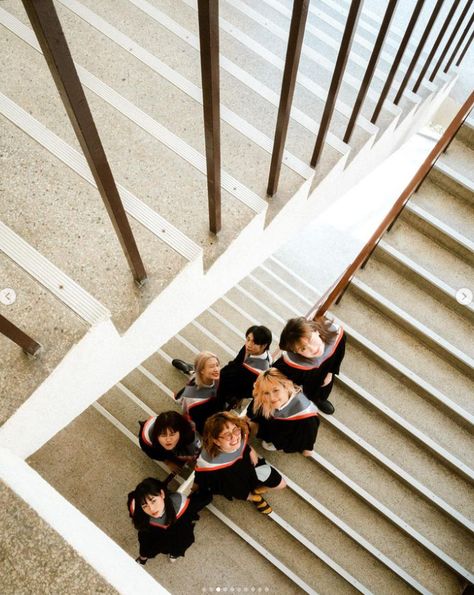 Graduation Pictures Architecture, Convo Shoot Idea, Graduation Concept Photo, Group Photoshoot Graduation, Graduation Pictures Photoshoot, Group Photos Graduation, Graduation Group Photo Ideas Friends, Graduation Photo Shoot Ideas College, Graduation Film Photography