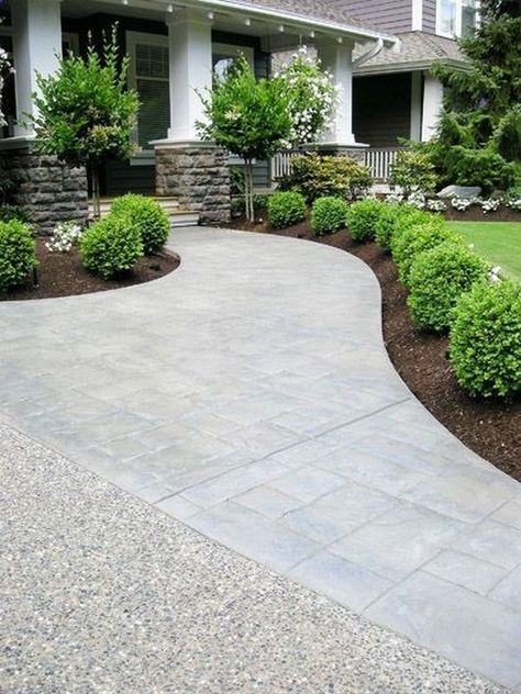 If you live in a modest home, chances are your front yard is a modest size as well. (Although we fully recognize that everyone’s idea of “modest” when it c Ideas Para Decorar Jardines, Houses Exterior, Walkway Landscaping, Walkway Ideas, Front Yard Design, Front Landscaping, Low Maintenance Landscaping, Have Inspiration, Home Landscaping