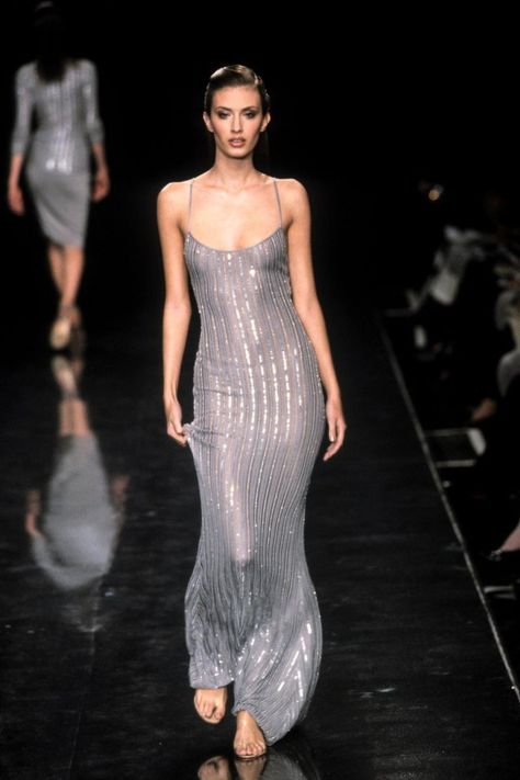 the original supermodels on Tumblr Vintage Runway Fashion, Halston Vintage, Dresses 90s, 90s Runway Fashion, Vintage Runway, Early 2000s Fashion, Gisele Bündchen, 90s Outfit, Runway Dresses