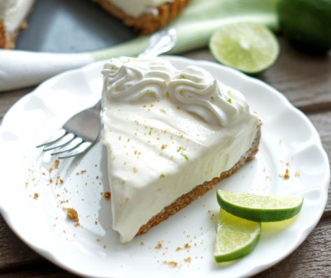 key lime chiffon pie w/ biscoff crust Creamy Key Lime Pie, Easy Key Lime Pie, Frozen Key Lime Pie, Key Lime Pie Easy, Key Lime Pie Recipe, Lime Pie Recipe, Keylime Pie Recipe, Center Ideas, Lime Pie