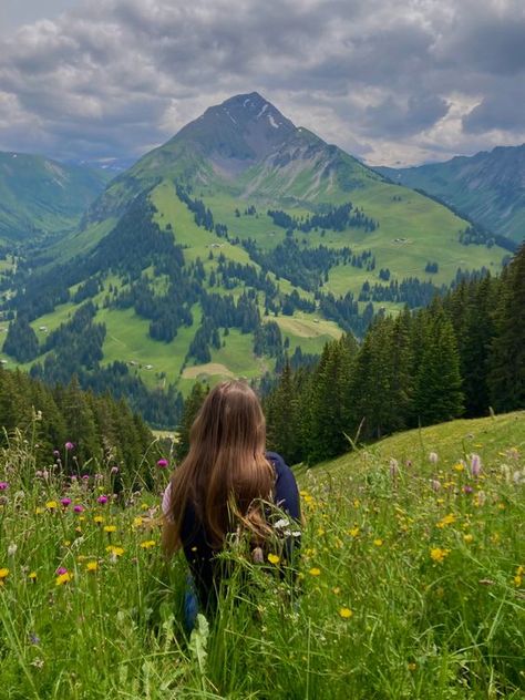 Eksterior Modern, Mountains Aesthetic, Mountain Girl, Adventure Aesthetic, Pretty Landscapes, Switzerland Travel, Nature Aesthetic, Pretty Places, Dream Destinations