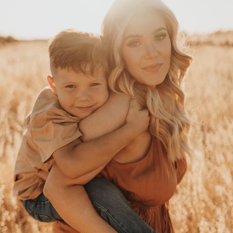 Pampas Grass Family Photoshoot, Golden Hour Mommy And Me, Mommy And Me Mini Session Outdoor, Som And Mom Photoshoot, Mommy Toddler Photoshoot, Moody Mommy And Me Photos, Golden Hour Mother Daughter Photos, Mommy And Me Toddler Photo Shoot, Mommy And Me Field Photos