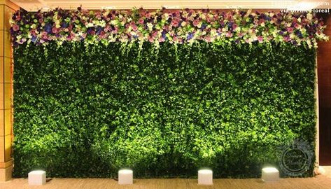 20-fresh-and-beautiful-greenery-wedding-backdrops-11 - Weddingomania Floral Hedge, Ceremony Backdrop Indoor, Lights Backdrop, Boxwood Hedges, Hedge Wall, Engagement Stage Decoration, Photowall Ideas, Indoor Garden Wedding, Charity Ball