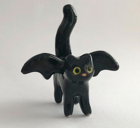 Tiny Ceramics Ideas, Small Clay Sculptures, Tiny Clay Creations, Tiny Clay Things, Tiny Ceramics, Refractory Clay, Ceramic Cats, Bat Cat, Halloween Clay