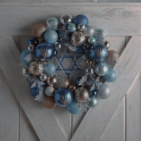 Chanukah Tree, Diy Hanukkah Decorations, Hannukah Decorations Aesthetic, Hannukah Aesthetic, Hannukah Decoration, Hanukkah Aesthetic, Hannukah Party, Hannukah Decorations, Hanukkah Bush