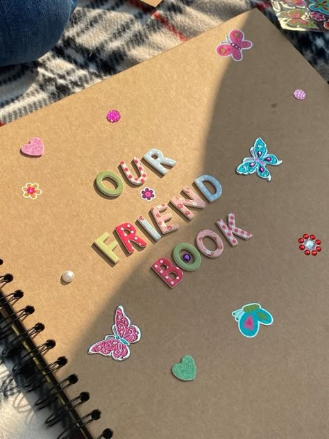 School Memories Scrapbook, Friends Journal, Friend Scrapbook, Diy Photo Book, Bulletin Journal Ideas, Memory Journal, Diy Journal Books, Friend Activities, Friend Book