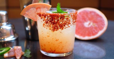 Long live the Paloma. Paloma Drink, Grapefruit Margarita, Paloma Recipe, Margarita Drink, Grapefruit Cocktail, Paloma Cocktail, Mezcal Cocktails, Grapefruit Soda, Tequila Drinks