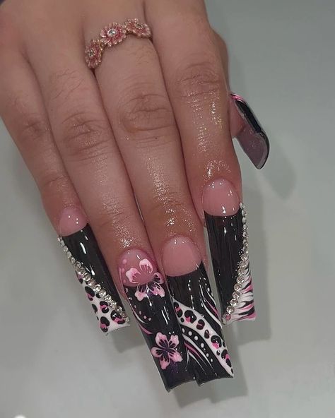 ig: nailsbyzairaa Junk Nails Almond Shape, Ombré Bling Nails, Nail Ideas Festive, Light Pink Nails Y2k, 2000s Curved Nails, Y2k Nail Designs Acrylic, Short Easy Nails Design, Cute Acrylic Nails Y2k, Cool Nail Art Ideas