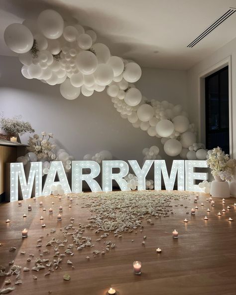 Proposal Balloons Decoration, Christmas Engagement Proposal, Valentine Day Aesthetic, Content Room, Wedding Proposal Ideas Engagement, Proposal Decoration, Balloon Proposal, Romantic Proposals, Aesthetic Valentines Day