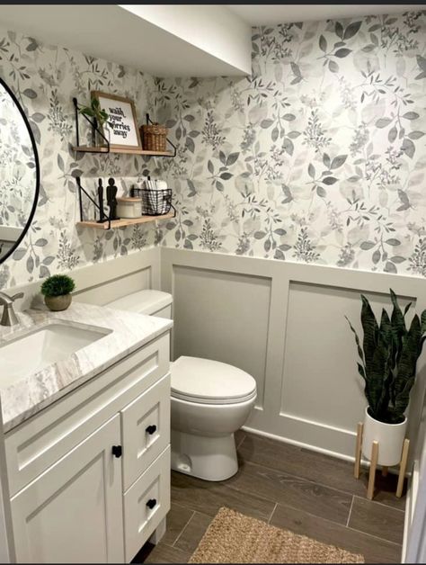 Small House Decor, Bathroom Tile Design Ideas, Small Bathroom Wallpaper, House Decor Ideas, Tile Design Ideas, Bathroom Redecorating, Half Bathroom Decor, Powder Room Remodel, Powder Room Decor