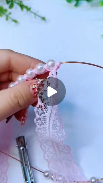 Trending Diy Crafts, Diy Hair Accessories Beads, Diy Hair Band, Hair Band Diy, Cute Diy Hair Accessories, Diy Hair Pieces, Diy Hair Accessories Tutorial, Hair Accessories Diy Headband, Baby Lace Headband