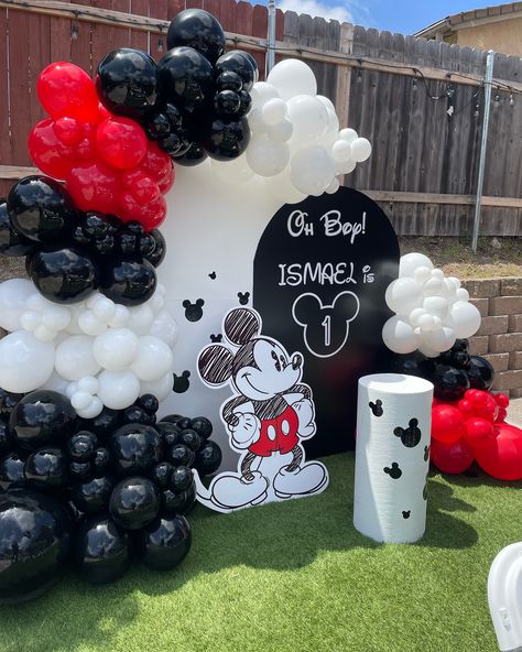 Mickey Mouse || Birthday || ONE || Ismael 🐭🎡🖤 - Thank you for letting us be part of this special moment🎡🤍 @karrlaleticia #decorationmickey #mickeymousedecorations #mickeymouseparty #mickeymouse #happybirthdayone #decorationmickeymouse #partymickeymouse #mickey #mickeymousebirthday #clubhousemickeymouse Birthday Decoration Mickey Mouse, Mickey And Minnie Birthday Party Twins, Mickey Mouse Birthday Activities, Mickey Mouse Birthday Balloons, Classic Mickey Mouse Birthday, Mickey Mouse Cake 2nd Birthday, Mickey Mouse Photo Shoot Ideas, Mickey Mouse Backdrop Ideas, Mickey Mouse Birthday Party Ideas 1st