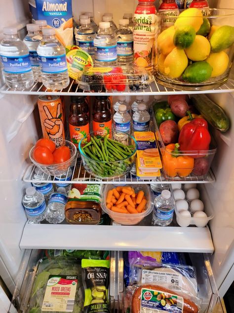 Aethstetic Fridge, Fridge Organising, Dream Refrigerator, Groceries Aesthetic, Fridge Goals, Full Fridge, Sleeve Recipes, Healthy Fridge, Fridge Photos