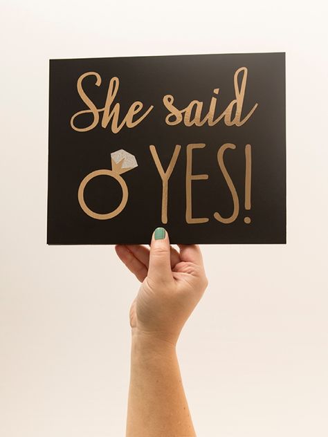 Learn how to quickly make a cute She Said Yes sign to bring along for your proposal! Diy Wedding Alter, She Said Yes Sign, Wedding Alter, Snap Photos, She Said Yes, Homecoming Proposal Ideas, Homecoming Proposal, Proposal Ideas, She Said