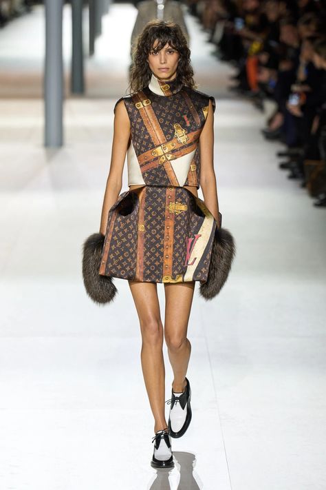 Louis Vuitton Fall 2024 Ready-to-Wear Collection | Vogue Louis Vuitton Dress, London Fashion Weeks, Louis Vuitton Collection, Moda Paris, Louis Vuitton Fashion, Print Trends, Dolce E Gabbana, Carrie Bradshaw, Runway Collection