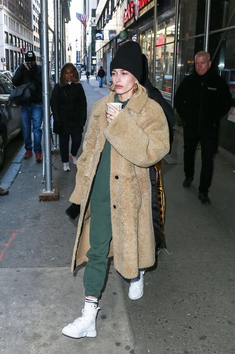 Hailey Bieber Out in New York 02/18/2019. #celebrity #fashion #celebrityfashion #celebritystyle #celebritystreetstyle #fallfashion #fallstyle #autumnfashion #streetfashion #haileybaldwin #haileybieber #fallfashion #fallstyle #falloutfits Hailey Baldwin And Justin Bieber, Hailey Bieber Fashion, Haily Baldwin, Sweater Aritzia, Hailey Baldwin Style, Gigi Hadid Outfits, Winter Fashion Outfits Casual, Snow Outfit, Street Style Winter