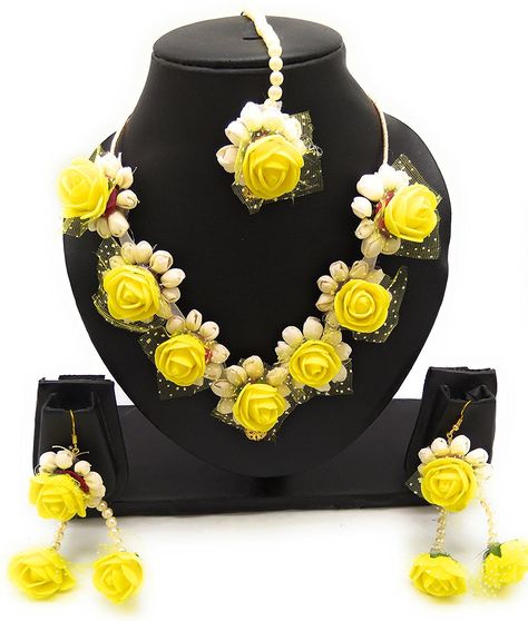 Gajra Flowers, Flower Jwellary, Flower Jewellery For Haldi, Flower Jewellery For Mehndi, Fresh Flower Jewelry, Ring Platter, Hand Jewelry Rings, Flower Jewelry Designs, Wedding Flower Jewelry