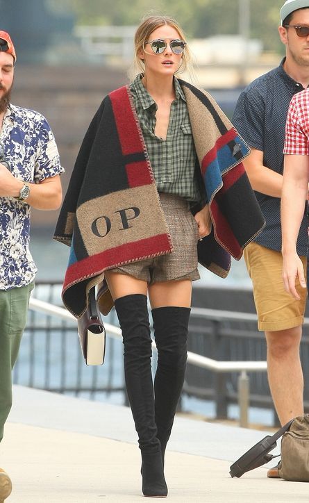 Ponchos Burberry Poncho, Burberry Cape, Estilo Olivia Palermo, Ellie Saab, Olivia Palermo Style, Scarf Shirt, Fashion Articles, Olivia Palermo, Fashion Weeks