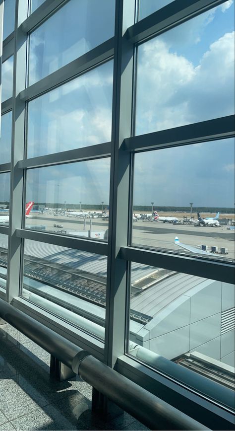 Airport girlstrip Frankfurt summer vacation summervacation plane Fake Airport Snaps, Airport Snapchat Stories, Airport Snapchat, Airport Snap, Plane Window View, Travel Video Ideas, Ninoy Aquino International Airport, Bali Bucket List, Travel Instagram Ideas