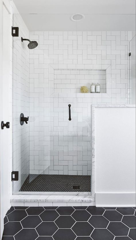 White Subway Tile Shower, Black And White Tile, Subway Tile Showers, Bilik Air, Tile Remodel, Bad Inspiration, Bathroom Shower Tile, Bathroom Remodel Shower, Bathroom Top